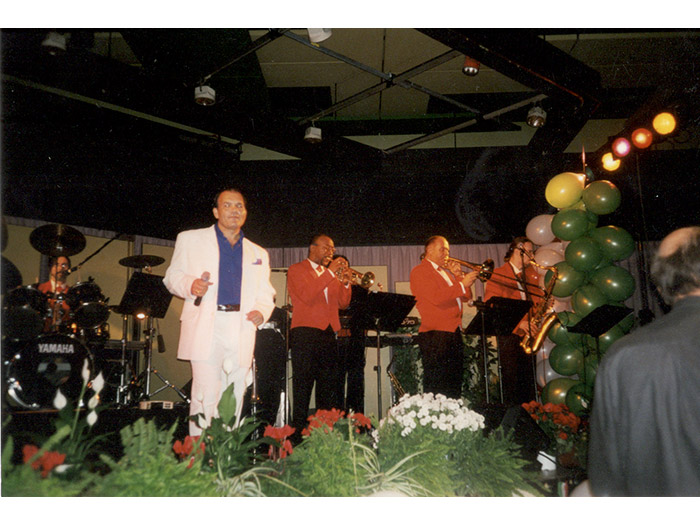 Pippo Azzurro auf der Bühne mit Musikanten im Hintergrund