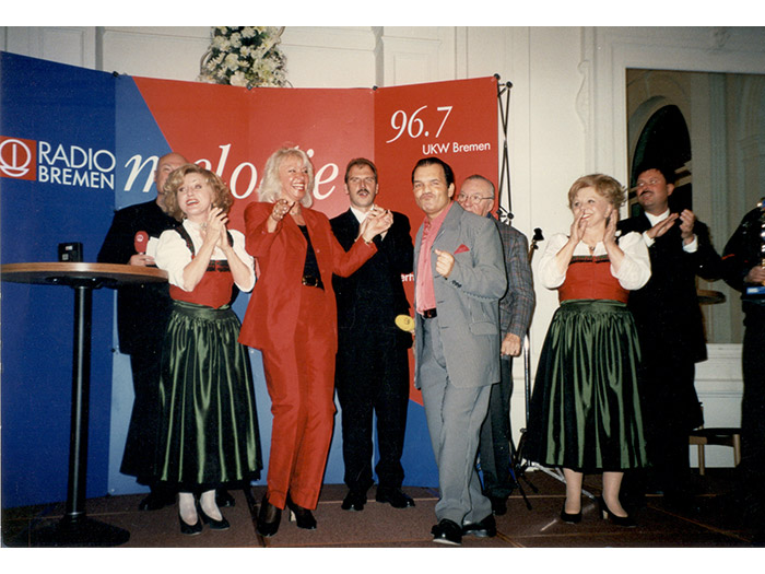 Pippo Azzurro mit Margit Nuntze und Maria Brockderhoff auf der Bühne
